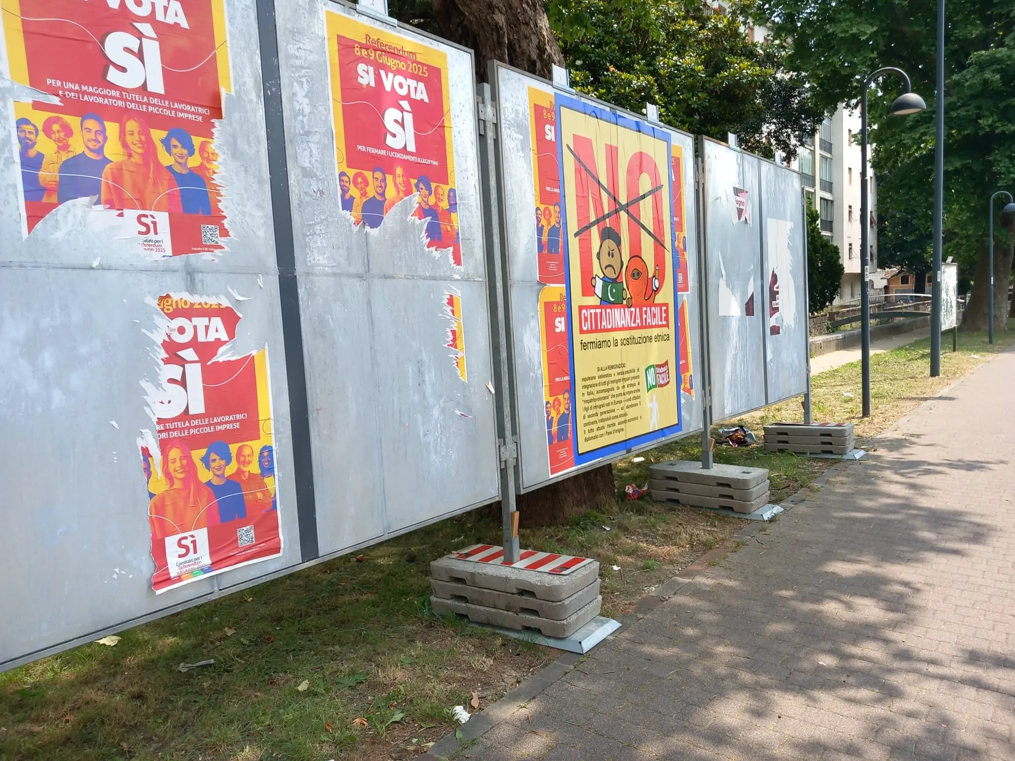 Manifesti affissi per il referendum strappati e coperti con altri abusivi