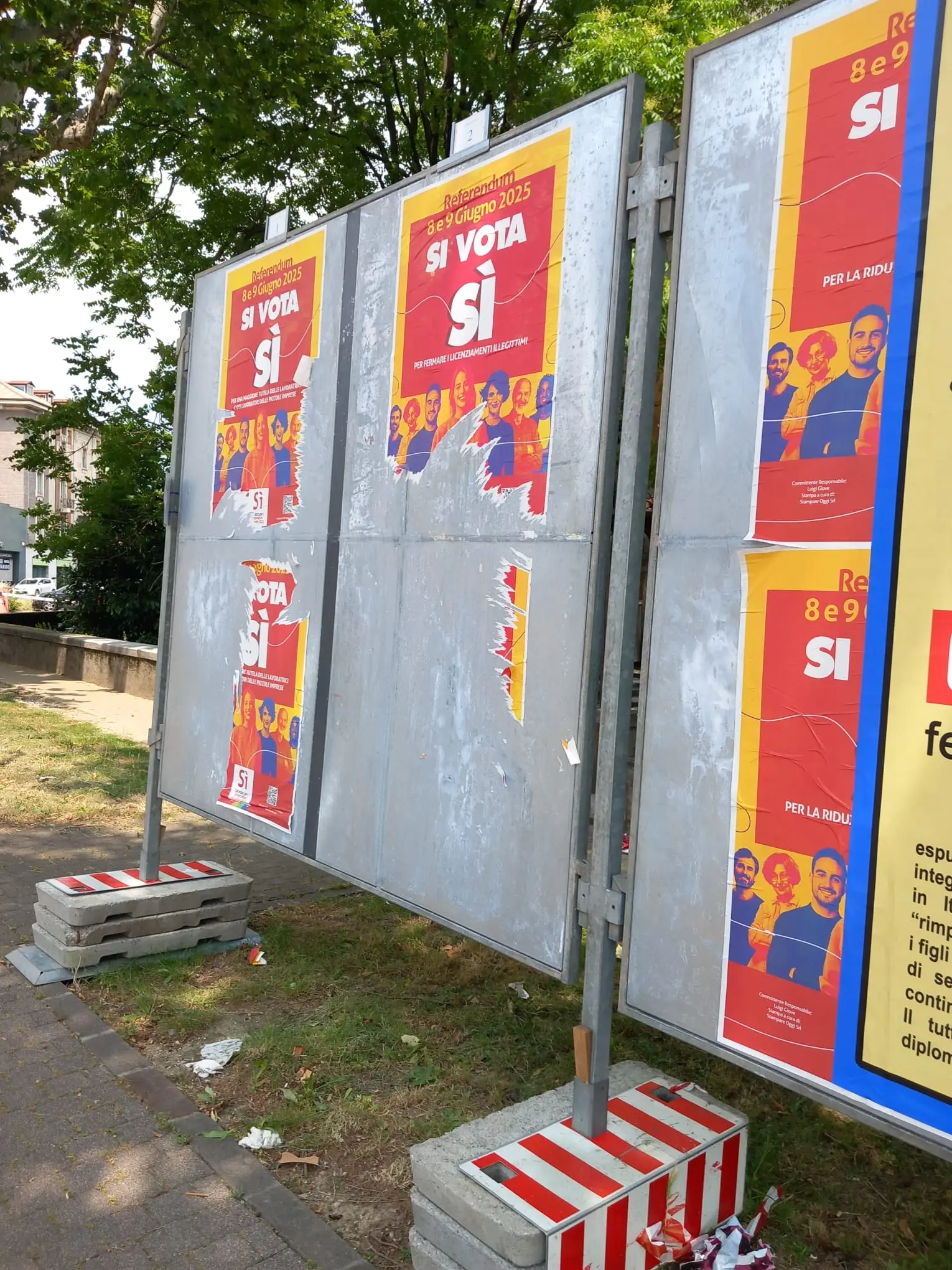 Manifesti affissi per il referendum strappati e coperti con altri abusivi
