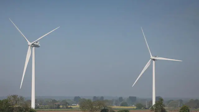 epa12066672 An onshore wind farm in Biggleswade, Britain, 01 May 2025. The UK Environment Secretary Steve Reed said transitioning to a green economy was necessary for the UK to take back 'control of our own energy supply' especially in light of Russia's ongoing invasion of Ukraine. EPA/NEIL HALL