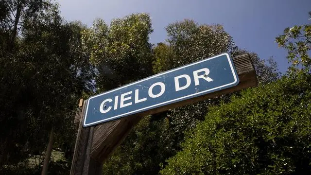 epa07764947 A sign indicates the entrance of Cielo Drive where actress Sharon Tate was killed along with Abigail Folger, Wojciech Frykowski, Steven Parent and Jay Sebring by members of the 'Manson Family' under direction of Charles Manson on the night of August 08 1969, in Beverly Hills, California, USA, 09 August 2019. Today marks the 50th anniversary of the Tate Murders. EPA/ETIENNE LAURENT