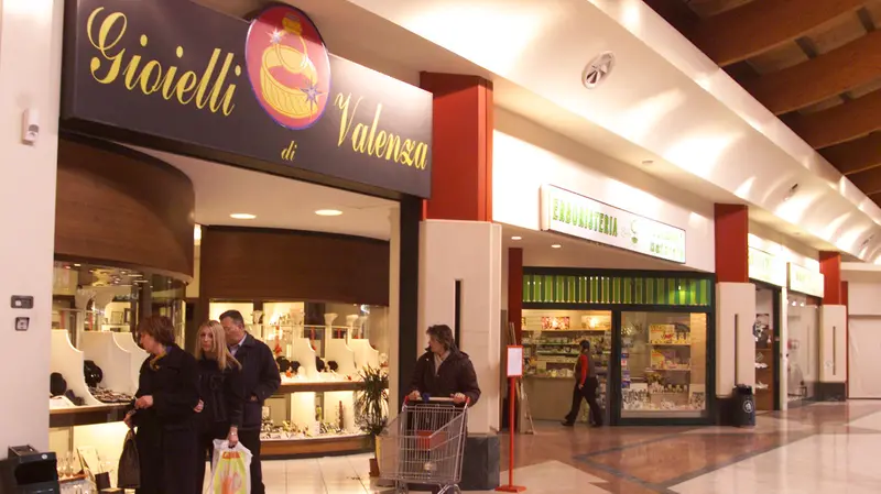 La gioielleria all'interno del centro commerciale di Chiari presa di mira dai banditi