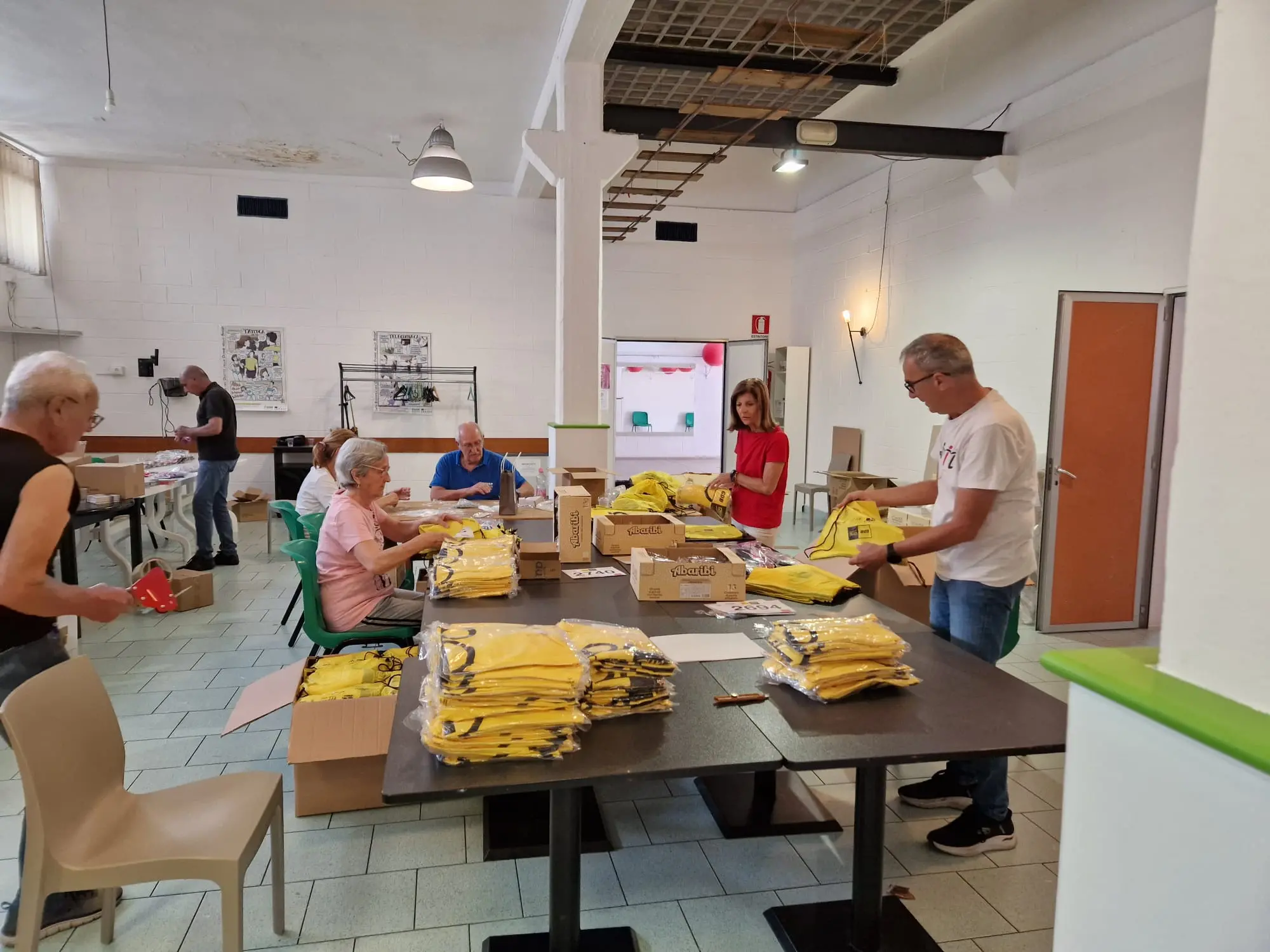 GdB Run, i volontari preparano i kit nella sede dell'Uisp