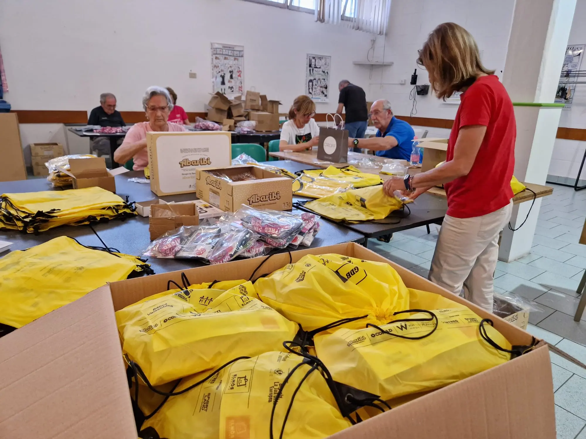 GdB Run, i volontari preparano i kit nella sede dell'Uisp