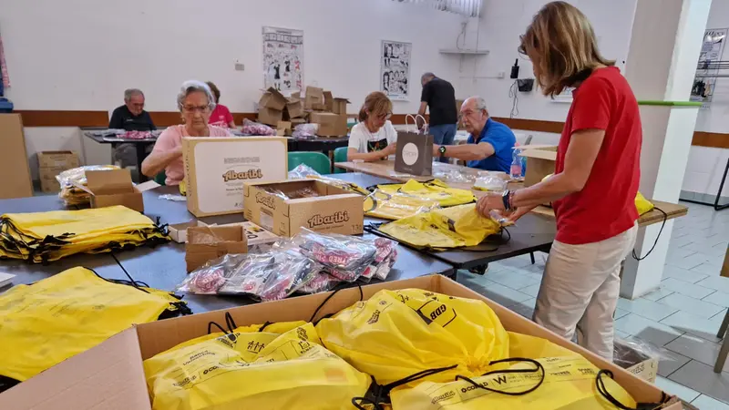 GdB Run, i volontari preparano i kit nella sede dell'Uisp