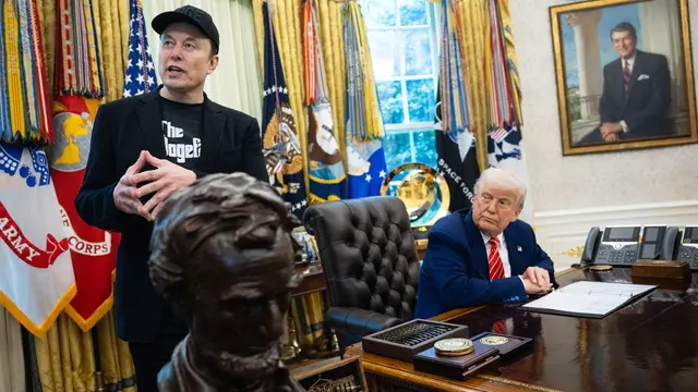 epa12146121 US President Donald Trump (R) and Elon Musk attend a press conference in the Oval Office at the White House in Washington, DC, USA, 30 May 2025. EPA/FRANCIS CHUNG / POOL