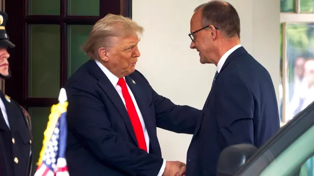 epa12158068 US President Donald Trump (L) greets German Chancellor Friedrich Merz at the White House in Washington, DC, USA, 05 June 2025. EPA/WILL OLIVER