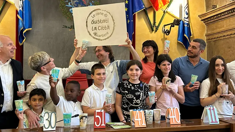 La presentazione in Loggia con i ragazzi che hanno realizzato anche i segnatavoli - © www.giornaledibrescia.it