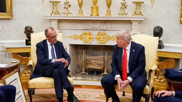 epa12158205 US President Donald Trump (R) and German Chancellor Friedrich Merz meet at the Oval Office of the White House in Washington, DC, USA, 05 June 2025. EPA/CHRIS KLEPONIS / POOL