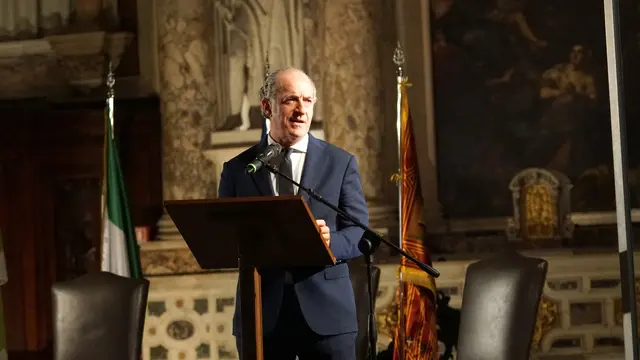 Il presidente del Veneto Luca Zaia in apertura del 4° Festival delle Regioni e Province Autonome, nella sala grande della Scola di San Rocco, Venezia 18 maggio 2025. ANSA/ANDREA MEROLA NPK