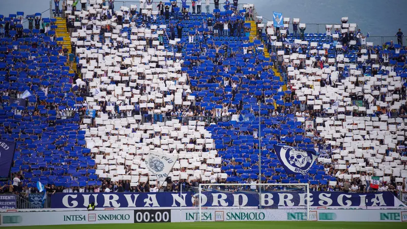 Bianco e blu, colori che rischiano di scomparire dal professionismo - Foto New Reporter © www.giornaledibrescia.it