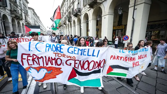 Studenti e comuni cittadini per la Palestina con la Camminata per Gaza organizzata dall'assemblea "La scuola per Gaza". Torino 05 giugno 2025 ANSA/TINO ROMANO