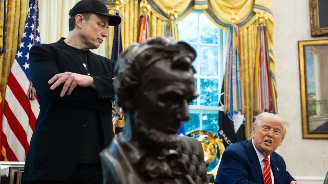 epa12145977 US President Donald Trump (R) and Elon Musk attend a press conference in the Oval Office at the White House in Washington, DC, USA, 30 May 2025. EPA/FRANCIS CHUNG / POOL