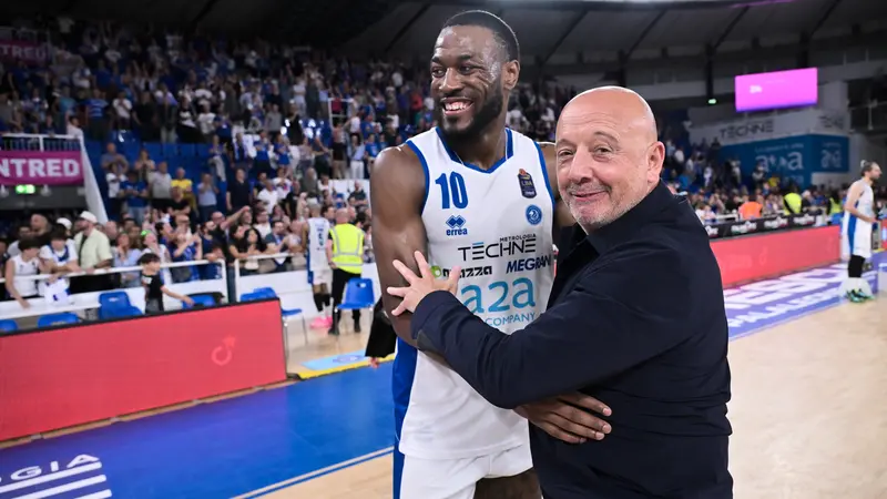 Mauro Ferrari e Jason Burnell dopo gara-3 con Trapani - Foto New Reporter Checchi © www.giornaledibrescia.it