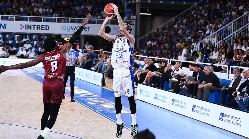 Amedeo Della Valle si alza e spara: Langston Galloway prova a contrastarlo - Foto New Reporter Checchi © www.giornaledibrescia.it