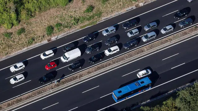 Elicottero della Polizia del reparto volo di Pratica di Mare in volo di pattugliamento per controllo del traffico su A1 Roma sud durante weekend di esodo estivo, Roma, 10 Agosto 2024. ANSA/GIUSEPPE LAMI