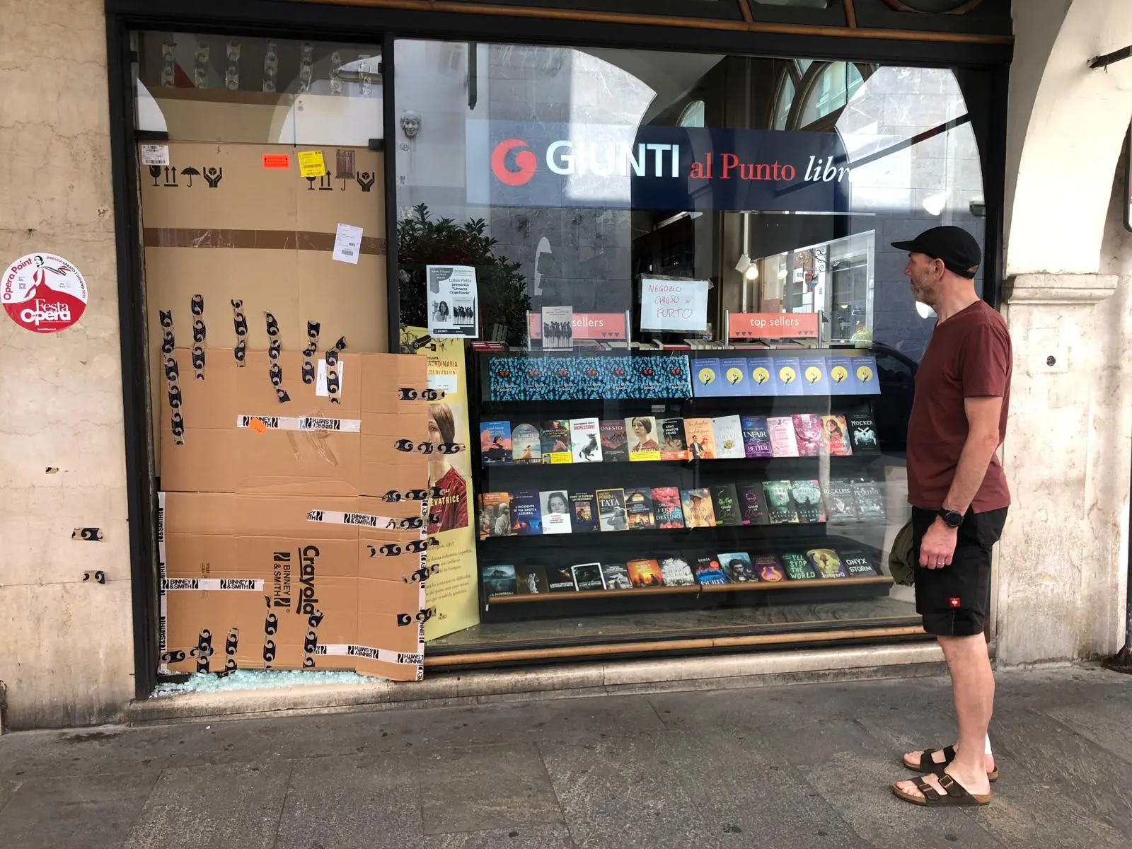 Spaccata alla libreria Giunti di via X Giornate in centro a Brescia