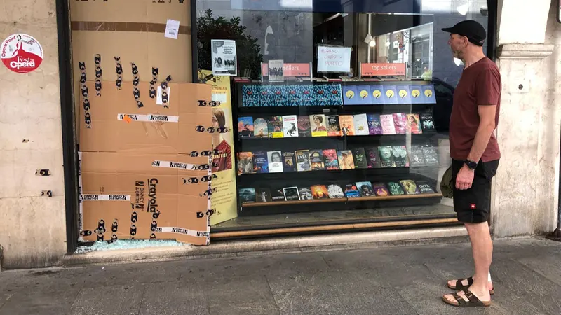 Spaccata alla libreria Giunti di via X Giornate in centro a Brescia