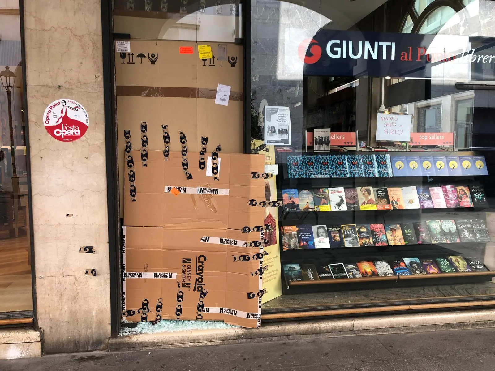 Spaccata alla libreria Giunti di via X Giornate in centro a Brescia