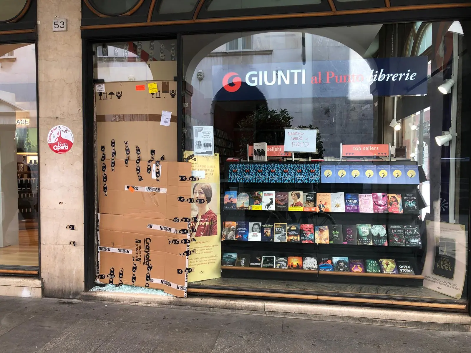Spaccata alla libreria Giunti di via X Giornate in centro a Brescia