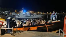 Sbarco di migranti nel porto di Roccella Ionica