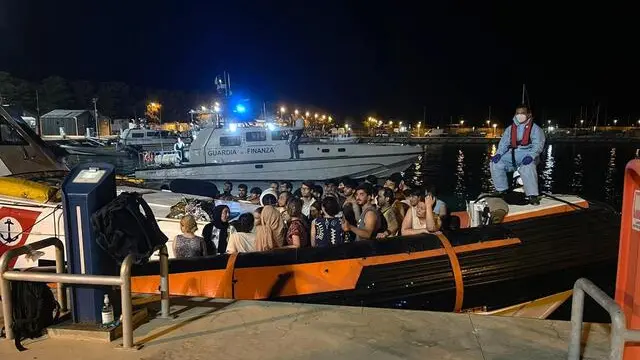 Sbarco di migranti nel porto di Roccella Ionica
