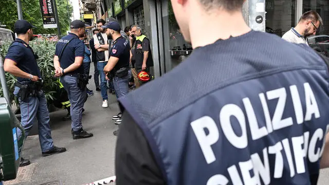 Agenti di Polizia e Vigili del Fuoco effettuano rilievi nelle adiacenze dell'edificio dal quale ieri sera una donna di 48 anni si è lanciata dal suo appartamento per fuggire all'incendio divampato la scorsa notte nel suo palazzo, in viale Abruzzi 64, a Milano, ed è morta qualche ora dopo essere stata trasportata in condizioni gravissime in ospedale, Milano, 5 giugno 2025. ANSA/DANIEL DAL ZENNARO