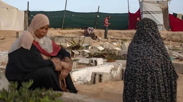 epa12159353 Palestinian families visit the graves of their relatives at a cemetery on the first day of Eid al-Adha, in Khan Yunis, southern Gaza Strip, 06 June 2025. Eid al-Adha is the holiest of the two major Muslim holidays celebrated annually. It marks the yearly Muslim pilgrimage (Hajj) to visit Mecca, the most sacred place in Islam. EPA/HAITHAM IMAD
