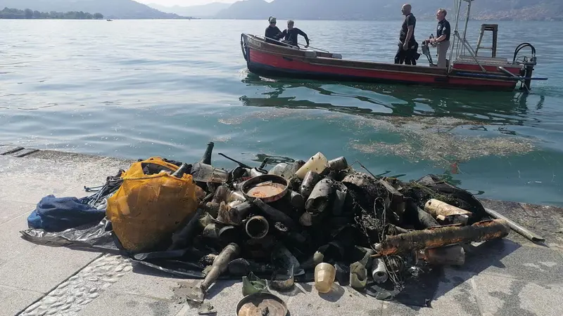 Rifiuti recuperati dal fondale in una delle precedenti edizioni © www.giornaledibrescia.it