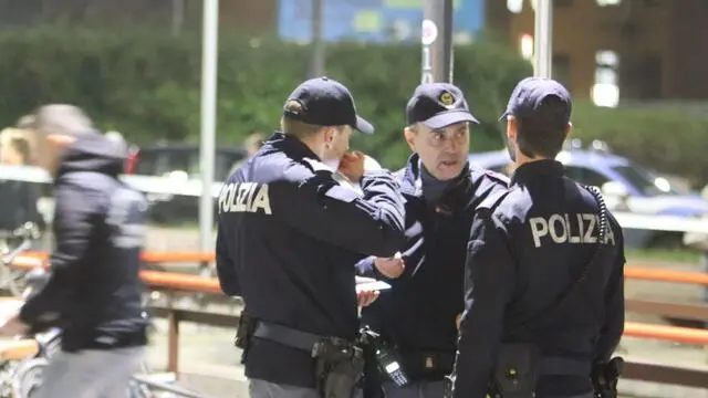 I rilievi in piazzale Gambara dove due persone sono rimaste ferite in modo grave durante una sparatoria, Milano, 15 febbraio 2025. Sul posto sono intervenuti gli operatori del 118 con due ambulanze e due automediche in codice rosso. Presenti anche le volanti della polizia e gli agenti della scientifica per eseguire i primi accertamenti. ANSA/ PAOLO SALMOIRAGO
