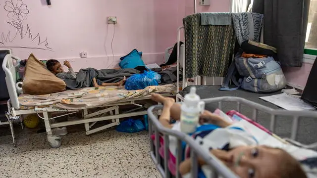 epa12137106 Five-year-old Palestinian child Osama al-Raqab, who is suffering from severe malnutrition receives treatment at Nasser Hospital in Khan Yunis, southern Gaza Strip, 26 May 2025. EPA/HAITHAM IMAD