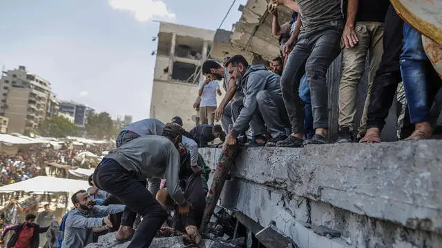 epa12152573 GRAPHIC CONTENT - Internally displaced Palestinians recover a body from the rubble of a destroyed building following an Israeli airstrike in the Al Remal neighborhood in Gaza City, northern Gaza Strip, 03 June 2025. According to the Palestinian Ministry of Health in Gaza, at least seven Palestinians were killed following Israeli airstrikes in Gaza City. More than 54,500 Palestinians have been killed in the Gaza Strip, according to the Palestinian Ministry of Health, since Israel launched a military campaign in the strip in response to a cross-border attack led by the Palestinian militant group Hamas on 07 October 2023, in which about 1,200 Israelis were killed and more than 250 taken hostage. EPA/MOHAMMED SABER -- ATTENTION EDITORS: GRAPHIC CONTENT