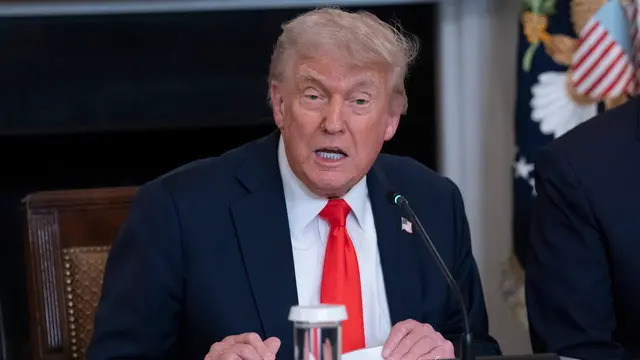 epa12158844 United States President Donald Trump participates in a Roundtable Discussion with members of the Fraternal Order of Police at the White House in Washington, DC, USA, 05 June 2025. EPA/CHRIS KLEPONIS / POOL