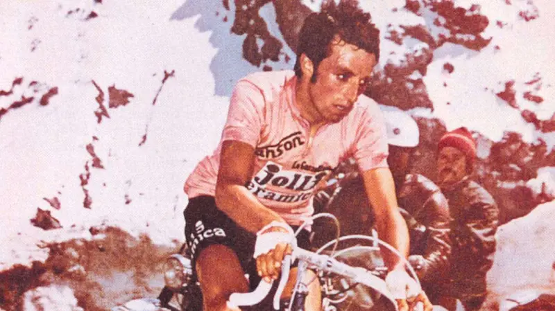 Fausto Bertoglio in maglia rosa sullo Stelvio