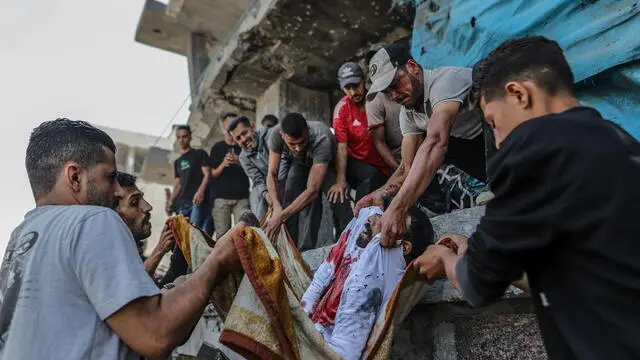 epa12152581 GRAPHIC CONTENT - Internally displaced Palestinians recover a body from the rubble of a destroyed building following an Israeli airstrike in the Al Remal neighborhood in Gaza City, northern Gaza Strip, 03 June 2025. According to the Palestinian Ministry of Health in Gaza, at least seven Palestinians were killed following Israeli airstrikes in Gaza City. More than 54,500 Palestinians have been killed in the Gaza Strip, according to the Palestinian Ministry of Health, since Israel launched a military campaign in the strip in response to a cross-border attack led by the Palestinian militant group Hamas on 07 October 2023, in which about 1,200 Israelis were killed and more than 250 taken hostage. EPA/MOHAMMED SABER -- ATTENTION EDITORS: GRAPHIC CONTENT