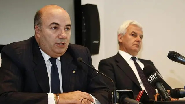 Fabrizio Viola, amministratore delegato di Mps (S) e Alessandro Profumo, presidente Mps (D) durante l'assemblea ordinaria e straordinaria degli azionisti del Montepaschi, Siena, 29 Aprile 2014. ANSA/ FABIO DI PIETRO