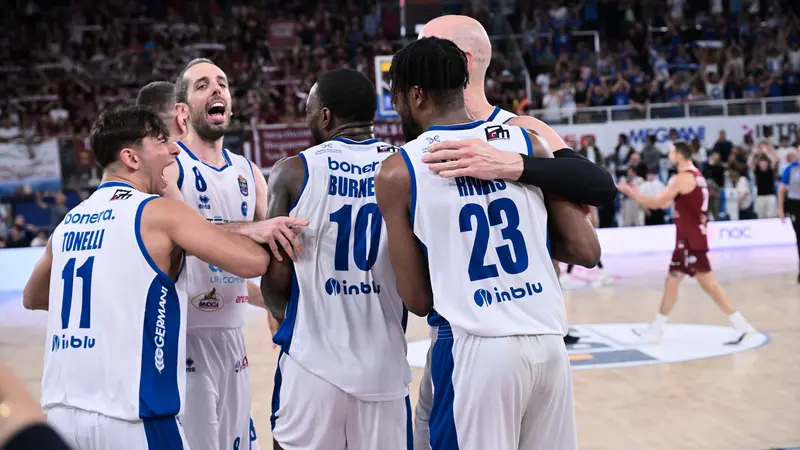 I giocatori della Germani dopo la vittoria contro Trapani in gara-3 - © www.giornaledibrescia.it