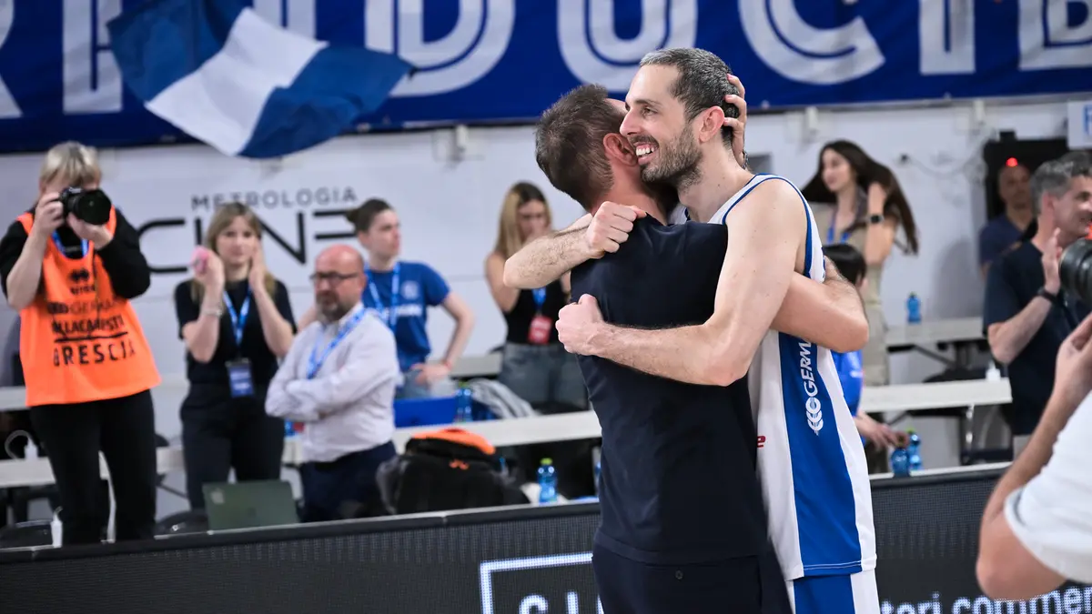 L'abbraccio tra Della Valle e Poeta - New Reporter Checchi © www.giornaledibrescia.it