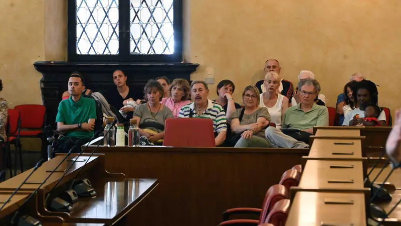 Gli inquilini in Aula durante la commissione - Foto Marco Ortogni/Neg © www.giornaledibrescia.it