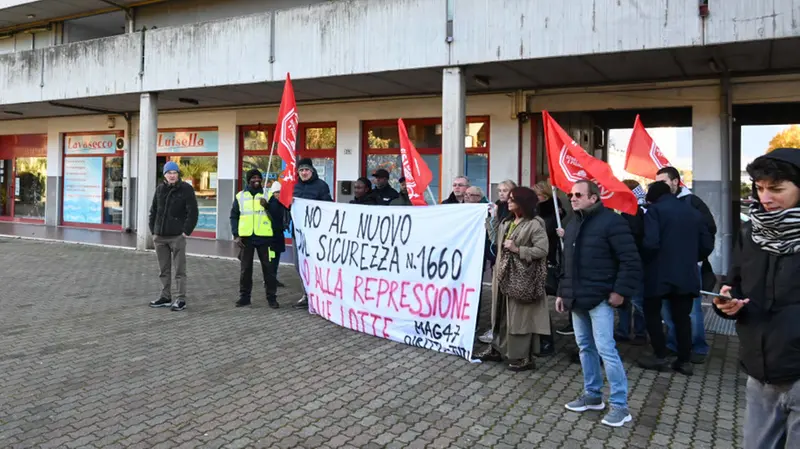 La protesta davanti alla sede dell'Aler di Brescia - Foto Gabriele Strada/Neg © www.giornaledibrescia.it