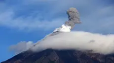 epaselect epa12160555 A view of the Fuego volcano from National Route 14 in Alotenango, Guatemala, 06 June 2025. Guatemala's Fuego volcano has calmed down after erupting late 05 June, with no major consequences so far, according to official sources. EPA/Mariano Macz