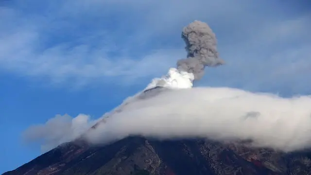 epaselect epa12160555 A view of the Fuego volcano from National Route 14 in Alotenango, Guatemala, 06 June 2025. Guatemala's Fuego volcano has calmed down after erupting late 05 June, with no major consequences so far, according to official sources. EPA/Mariano Macz