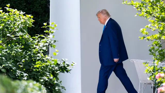 epa12161100 US President Donald J. Trump walks from the Oval Office to board Marine One on the South Lawn of the White House in Washington, DC, USA, 06 June 2025. US Attorney General Pam Bondi announced on 06 June that Kilmar Abrego Garcia is returning to the US to face federal charges. Kilmar Abrego Garcia was deported by the Trump administration to El Salvador on 15 March. EPA/SHAWN THEW