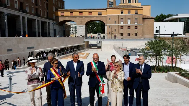 Il sindaco di Roma Roberto Gualtieri (C) durante l’inaugurazione della nuova Piazza Augusto Imperatore e avvio dei lavori di completamento del restauro del Mausoleo di Augusto, Roma 6 giugno 2025. ANSA/FABIO FRUSTACI