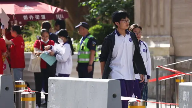 epa12161394 Students prepare to enter a school for China's annual National College Entrance Examination in Beijing, China, 07 June 2025. The 2025 national college entrance exam, commonly known as Gaokao, runs from 07 to 10 June with 13.35 million students across the country registered. EPA/WU HAO