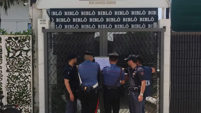 Alcuni agenti della Polizia davanti al locale Biblò Club