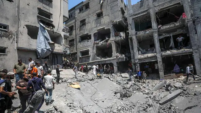 epa12161929 Palestinians search for bodies and survivors among the rubble of a destroyed house following an Israeli airstrike on Al Sabra neighborhood in Gaza City, the Gaza Strip, 07 June 2025. According to the Palestinian Civil Defense in Gaza, at least 15 people were killed and several others were injured after the strike. More than 54,600 Palestinians have been killed in the Gaza Strip, according to the Palestinian Ministry of Health, since Israel launched a military campaign in the strip in response to a cross-border attack led by the Palestinian militant group Hamas on 07 October 2023, in which about 1,200 Israelis were killed and more than 250 taken hostage. EPA/MOHAMMED SABER