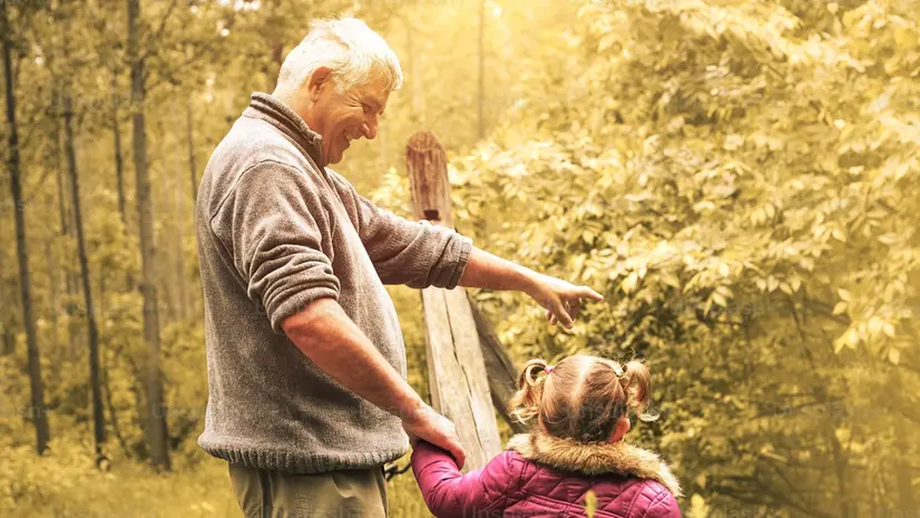 Un'immagine di un nonno con la nipote