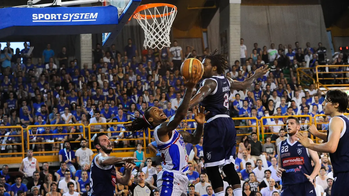 David Moss contro la Fortitudo Bologna, gara-5 fu decisiva per la promozione in A - Foto New Reporter Checchi © www.giornaledibrescia.it