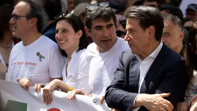 epa12162250 (L-R) Green Europe (EV) party spokesperson Angelo Bonelli, Democratic Party (PD) secretary Elly Schlein, Italian Left (SI) secretary Nicola Fratoianni and Five Star Movement (M5S) president Giuseppe Conte attend a demonstration organized by Italy's PD, M5S and AVS under the slogan 'Stop the Massacre, Enough Complicity', in Rome, Italy, 07 June 2025. EPA/MASSIMO PERCOSSI