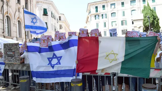Jewish community’s flash mob at Synagogue in reply to pro Gaza demonstration Rome, June 7 2025 ANSA/FABIO CIMAGLIA
